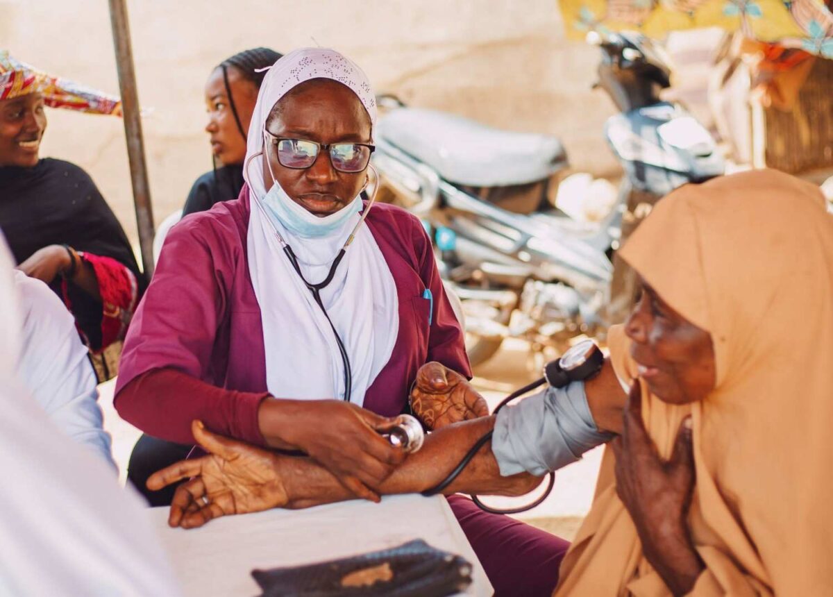  A community health worker administering a vaccine to a young child at an immunisation 
outreach session in a Nigerian village
